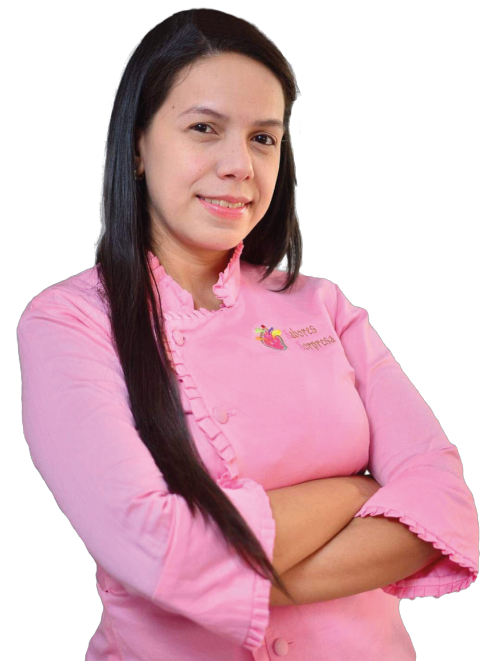 Foto de la fundadora de la empresa con un vestido rosa, sonriendo, con brazos cruzados