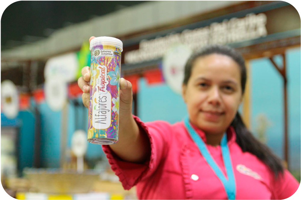 Repostero mostrando un contenedor de alfajores