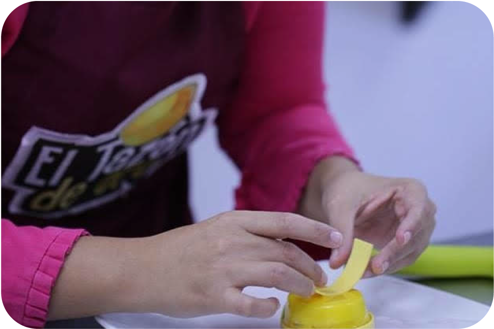 Repostero armando un postre