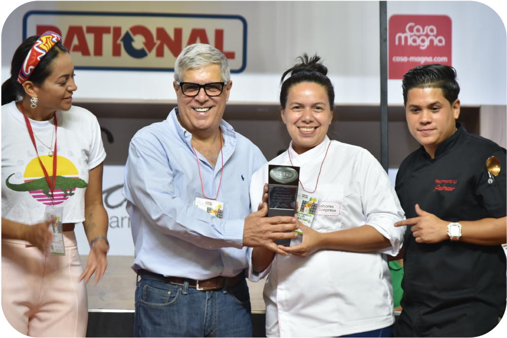 Fundadora recibiendo premio